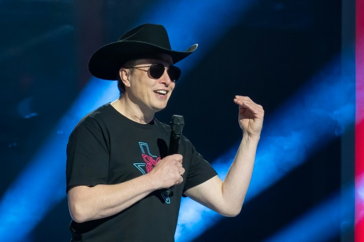 Elon Musk se dirige al público en la inauguración de su nueva fábrica de Tesla en Texas en abril de 2022