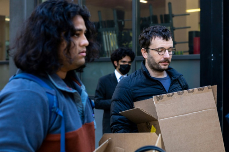 Rahul Ligma(L), ingeniero de software, y Daniel Johnson hablan con los medios de comunicación fuera de la sede de Twitter después de haber sido supuestamente despedidos el 28 de octubre de 2022 en San Francisco, California.