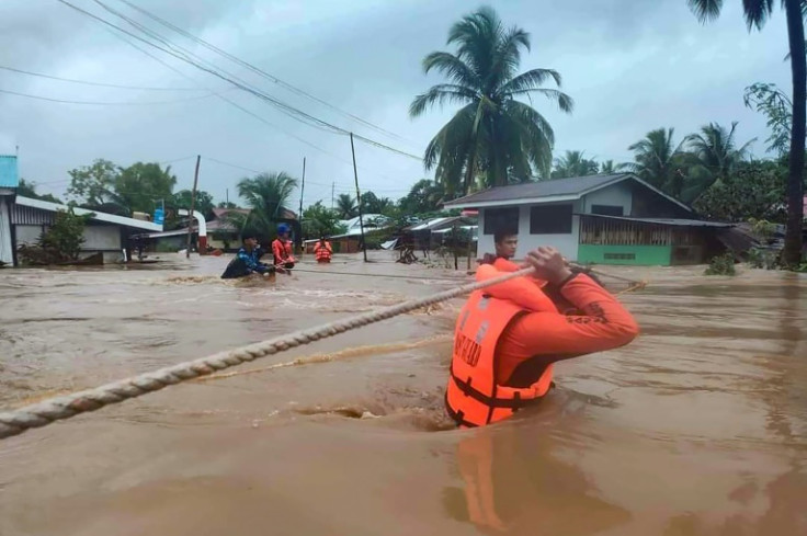 La tormenta tropical Nalgae ha desatado inundaciones repentinas y deslizamientos de tierra en partes de Filipinas