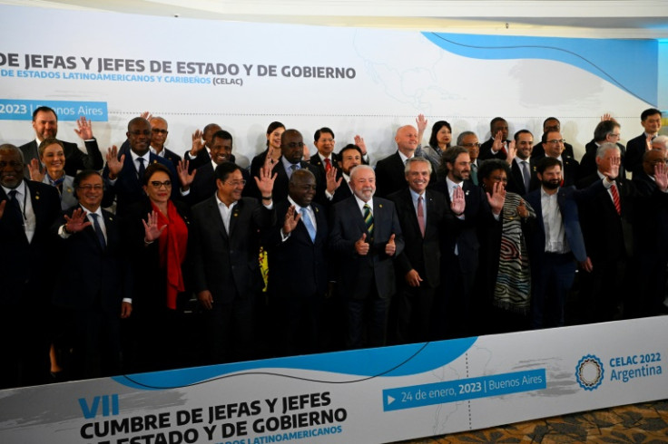 Los Jefes de Estado de los países participantes en la cumbre de la Comunidad de Estados Latinoamericanos y Caribeños (CELAC) posan para una fotografía tras la reunión en Buenos Aires, el 24 de enero de 2023