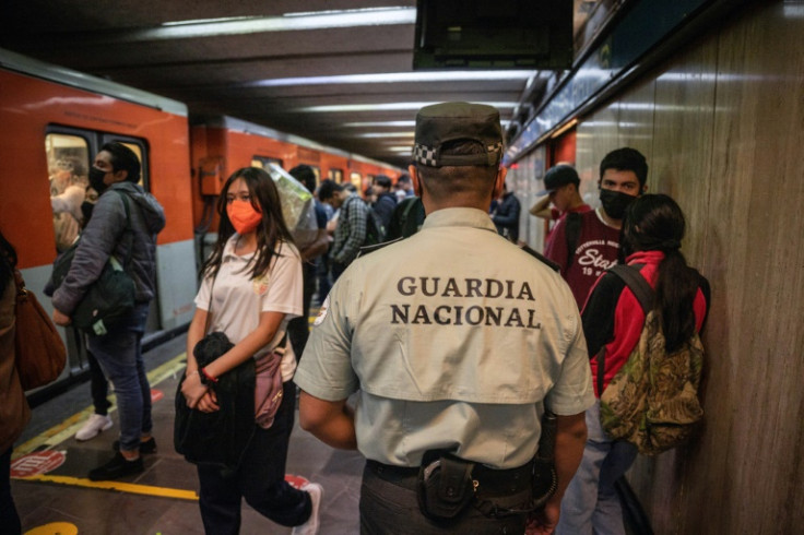 Un miembro de la Guardia Nacional patrulla en la estación del metro Bellas Artes en la Ciudad de México, en enero de 2023: miles de miembros de la Guardia están desplegados en el metro luego de una serie de incidentes de seguridad, incluido un accidente e