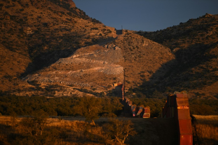 Antes de que los contenedores llegaran al Bosque Nacional Coronado, un área a la que solo se puede llegar por caminos de tierra, la frontera aquí estaba demarcada por una cerca de alambre.