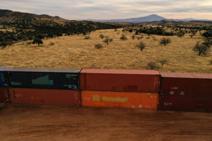 De cerca, la pared del contenedor de dos pilas parece la torpe obra de un gigante que juega con bloques de construcción.
