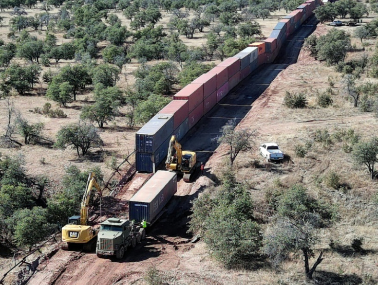 El muro de contenedores está siendo desmantelado después de haber sido instalado hace apenas unos meses a un costo de $100 millones para los contribuyentes estadounidenses.