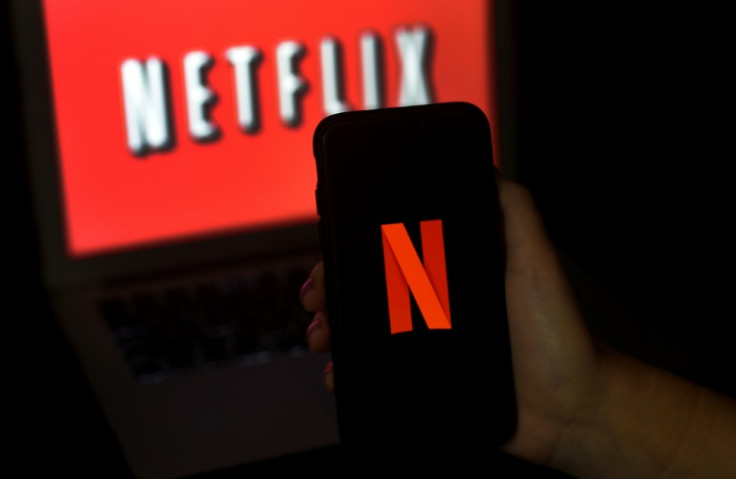 Netflix dice que su nuevo nivel de suscripción subsidiado por publicidad está comenzando mejor de lo esperado y que comenzará una amplia implementación de planes pagos para personas que comparten contraseñas con otros hogares.