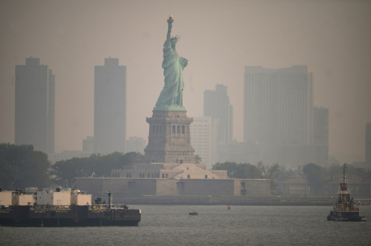 La Estatua de la Libertad está envuelta en smog causado por incendios forestales en Canadá
