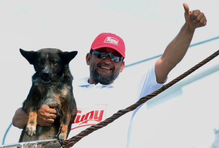 Perro Bella fue recogido junto con el marinero australiano Timothy Shaddock después de una terrible experiencia de dos meses en el mar