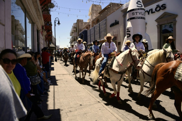 Los mexicanos participan en un desfile a caballo que marca el centenario del asesinato del forajido mexicano convertido en revolucionario Francisco "Pancho" Villa