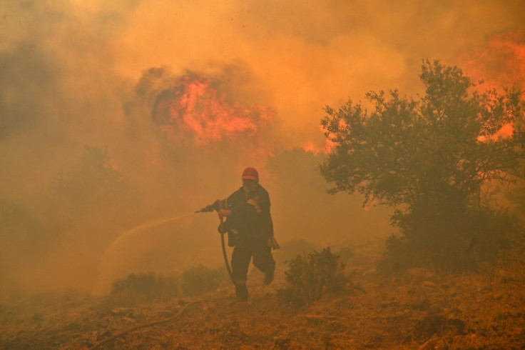 Un bombero intenta controlar un incendio en New Peramos, cerca de Atenas, el 19 de julio.