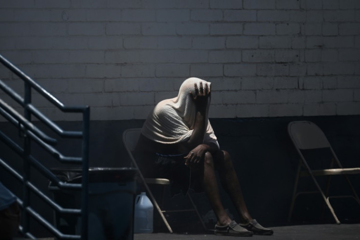 Tratando de mantenerse fresco en un gran campamento para personas sin hogar durante una ola de calor récord en Phoenix, Arizona, el 18 de julio de 2023