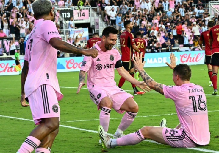 Lionel Messi celebra el segundo gol de Inter Miami con su compañero de equipo Robert Taylor: Messi y Taylor anotaron dos veces cada uno en la victoria 4-0 sobre Atlanta United el martes.