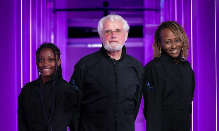 Los tres pasajeros del primer vuelo privado de turismo espacial de Virgin Galactic: (LR) Anastatia Mayers, 18, Jon Goodwin, 80 y Keisha Schahaff, 46