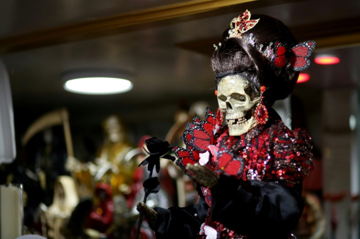 La Santa Muerte, o Santa Muerte, a menudo se representa con una guadaña, un globo terráqueo o una rosa, y se dice que obtiene poderes especiales según su vestimenta y otras características.