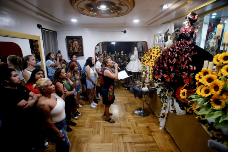 Aunque la Iglesia Católica Mexicana ha condenado repetidamente a la Santa Muerte como "satánica", la mayoría de los devotos mexicanos todavía se consideran católicos.