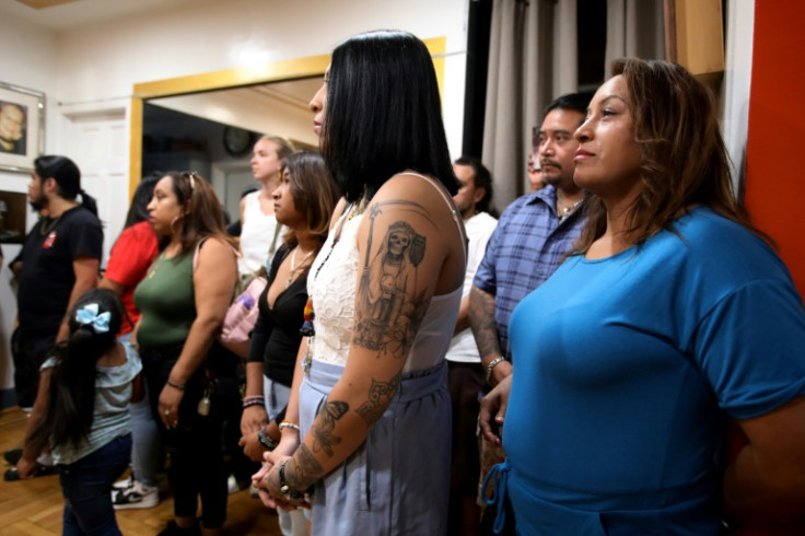 Fieles de todo Estados Unidos se reúnen ante un altar de la Santa Muerte en Nueva York