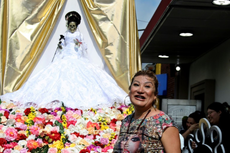 Arely Vázquez, líder del movimiento de la Santa Muerte en los Estados Unidos, asiste a una procesión religiosa anual a la santa popular en el barrio de Queens en Nueva York.