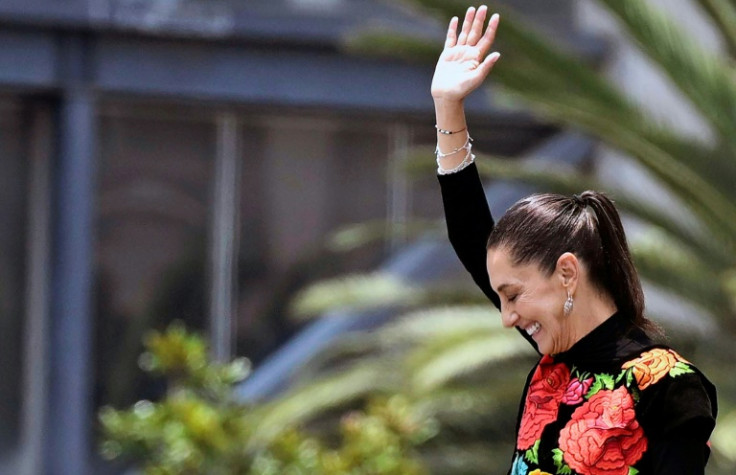 La ex alcaldesa de la Ciudad de México y aspirante a la presidencia Claudia Sheinbaum saluda a sus seguidores
