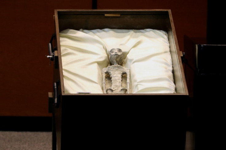 Una imagen difundida por el Congreso de México muestra el supuesto cuerpo de un 'no humano' presentado durante una audiencia sobre el tema de posible vida extraterrestre
