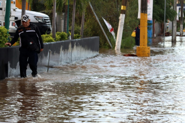 Un hombre camina por una calle inundada después de que el huracán Lidia inundara la ciudad costera mexicana de Puerto Vallarta.