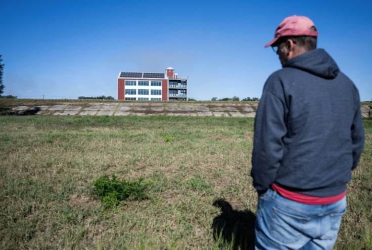 Un hombre de Luisiana observa un campo cubierto de hierba que normalmente estaría bajo el agua; El río Mississippi ha estado en niveles récord