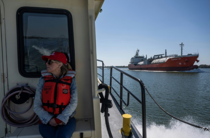 Un empleado del Cuerpo de Ingenieros del Ejército observa mientras un carguero navega por el río Mississippi: el Cuerpo es responsable de mantener navegables las vías navegables de EE. UU.