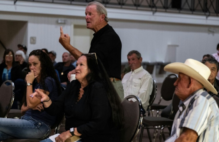 Larry Louviere (centro), residente de Luisiana, confronta a los funcionarios locales sobre la intrusión de agua salada en su agua potable, relacionada con las condiciones de sequía y los bajos niveles de los ríos.