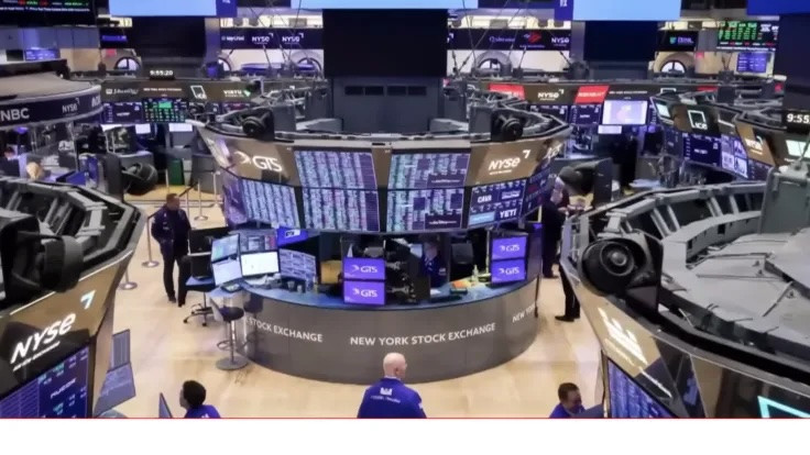 Las acciones cayeron el martes mientras los rendimientos de los