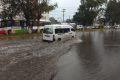 Una unidad de transporte público quedó atrapada durante las inundaciones