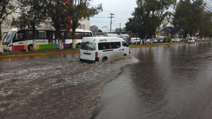 Una unidad de transporte público quedó atrapada durante las inundaciones