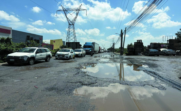 La avenida Recursos Hidráulicos, en Tultitlán, quedó cubierta de agua